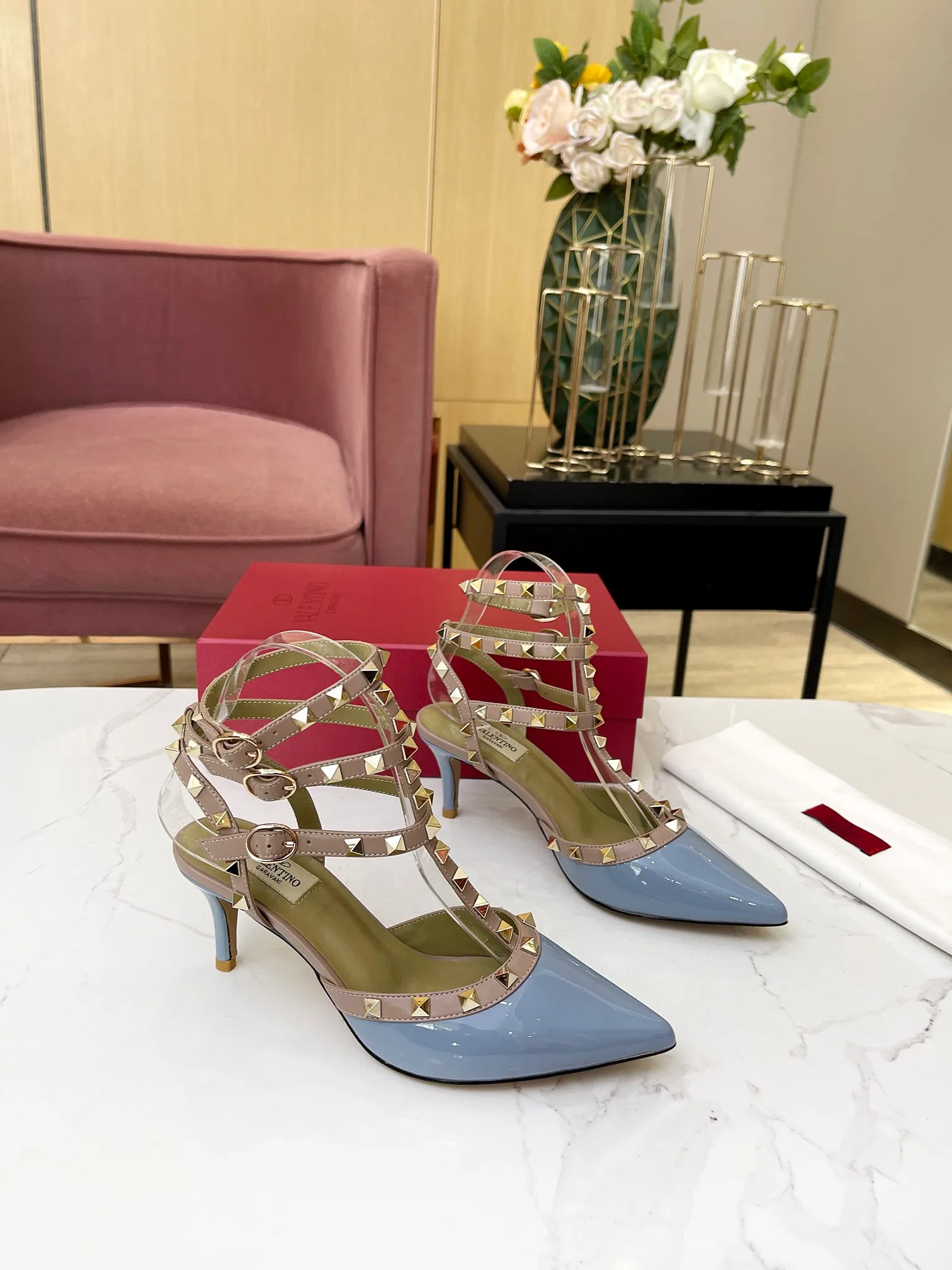 👟👟Ex-factory price 420👟👟 Genuine leather sole +40 Top version 𝑉𝐴𝐿𝐸𝑁𝑇𝐼𝑁𝑂 Valentino spring and summer new style (new color) women's back empty (new generation cow patent leather) sandals The unique [unique V family rivet design] brings out a full sense of high-end, and the new season will live up to expectations! Worth buying★Absolutely high-grade❥Original method, Absolutely sensual❥Elegant style, creating a different feeling, simple and elegant style!  Code number: 35-41 (34-42 is customized and non-returnable) Inner lining: Inner sheepskin Heel height: 9.5cm (two-ring strap) 6.5cm (three-ring strap) Leather outsole Rubber outsole